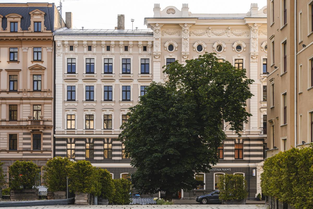 Rīgas centra mājīgā ainava ar ielām, parkiem un vēsturiskām ēkām CENTRUS kvartāla tuvumā.