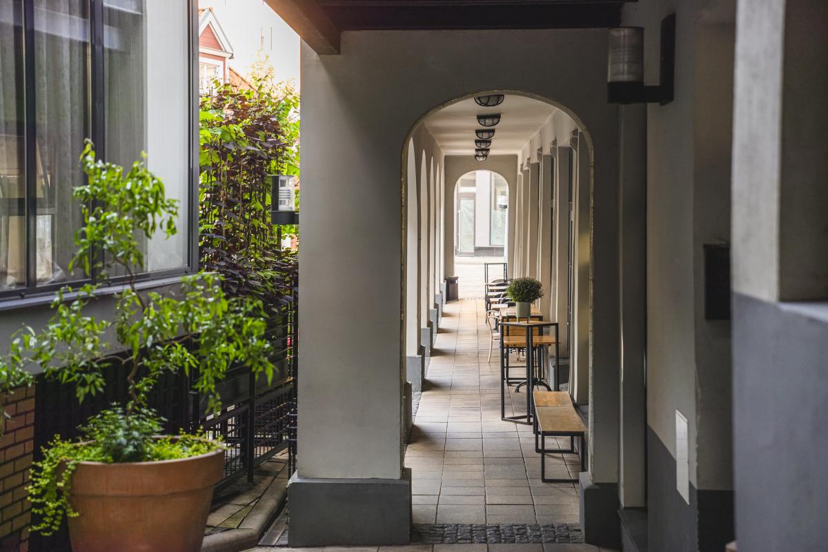 Rīgas centra mājīgā ainava ar ielām, parkiem un vēsturiskām ēkām CENTRUS kvartāla tuvumā.