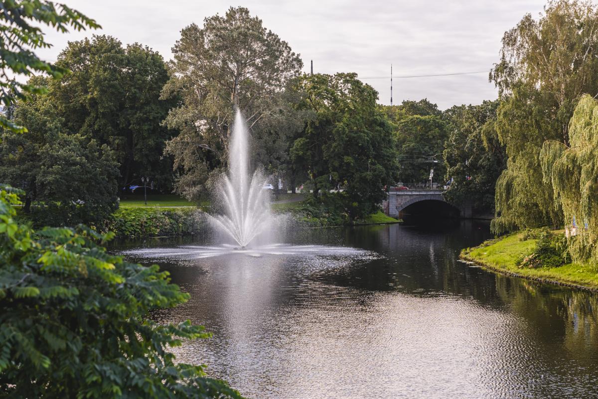 Rīgas centra mājīgā ainava ar ielām, parkiem un vēsturiskām ēkām CENTRUS kvartāla tuvumā.