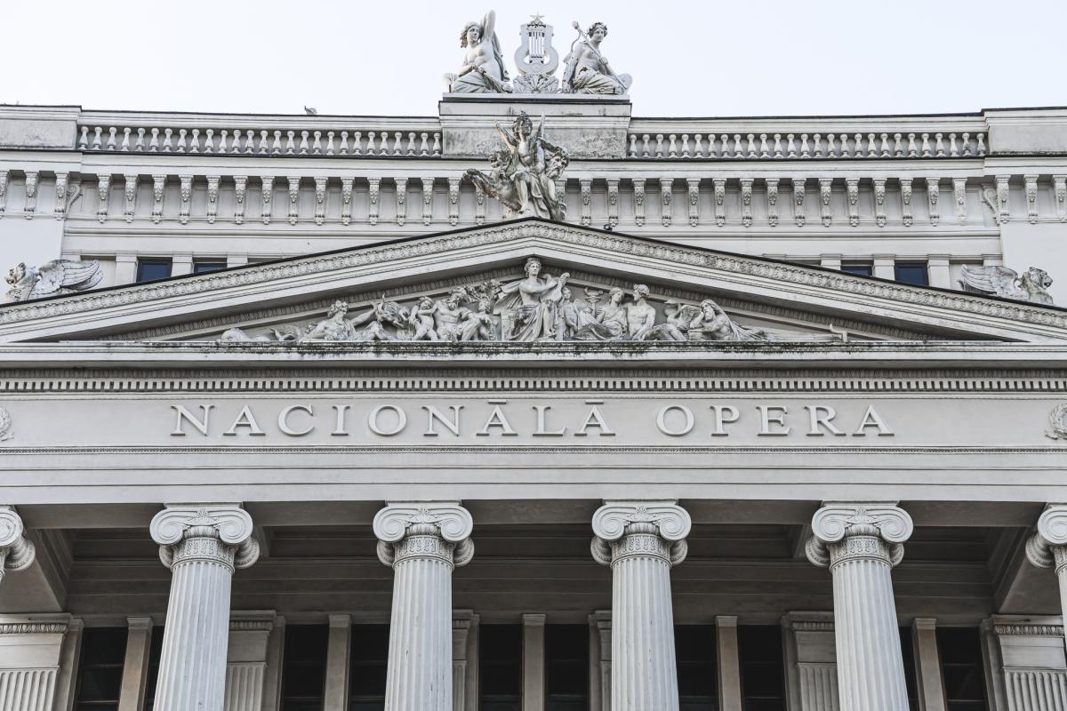 Rīgas centra mājīgā ainava ar ielām, parkiem un vēsturiskām ēkām CENTRUS kvartāla tuvumā.