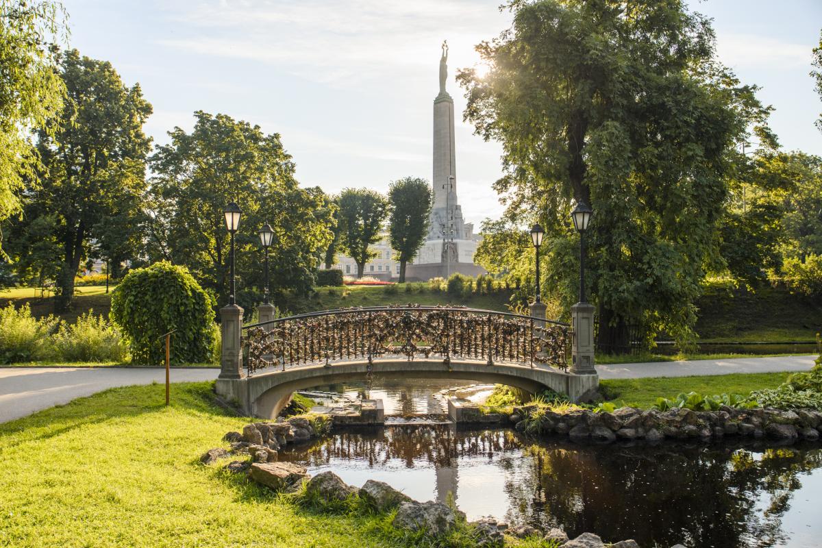 Rīgas centra mājīgā ainava ar ielām, parkiem un vēsturiskām ēkām CENTRUS kvartāla tuvumā.