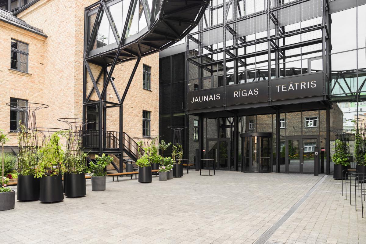 Rīgas centra mājīgā ainava ar teātriem, parkiem un vēsturiskām ēkām CENTRUS kvartāla tuvumā.