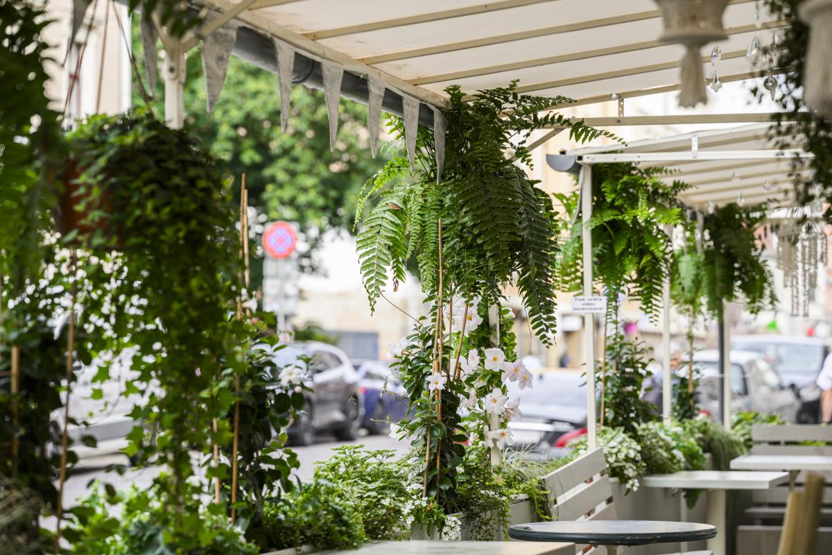 Kafejnīcas CENTRUS tuvumā piedāvā eklērus, kruasānus, kafiju un patīkamu atmosfēru draugu kompānijā Rīgas centrā.